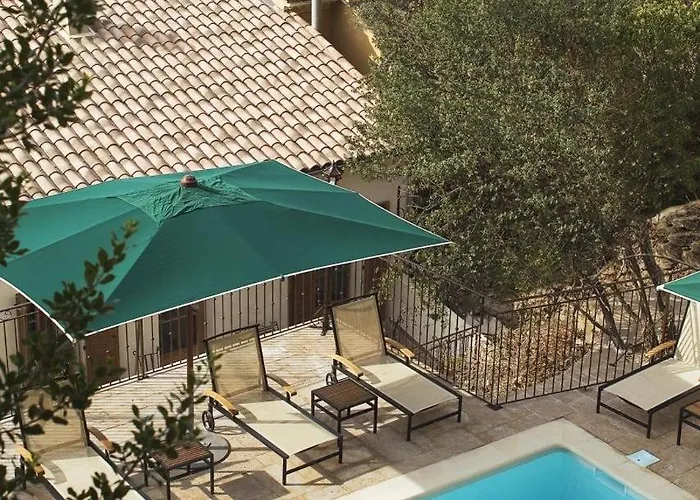 Hôtel accueillant les animaux: Hostellerie du Cigalou - Les Collectionneurs